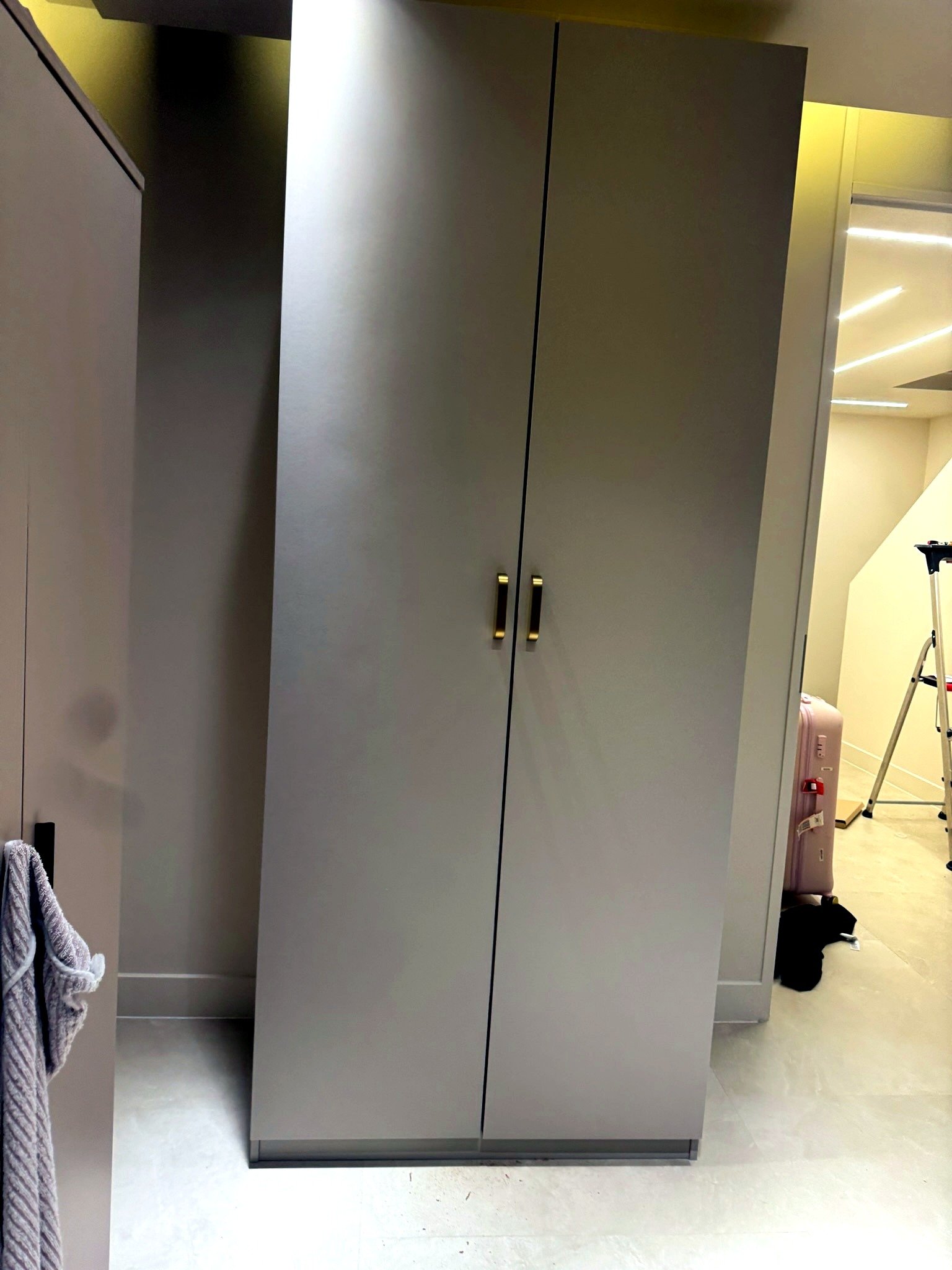 PAX kast monteren - taupe kast met goudkleurige grepen